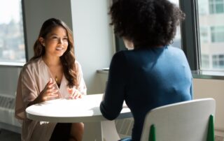 2 Frauen, die sich unterhalten