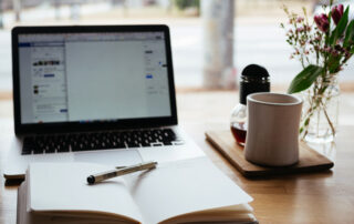Laptop und Notizbuch
