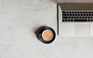 Arbeitsplatz Tasse Kaffee und Laptop